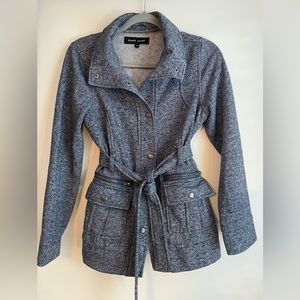 Médium stretch winter jacket, blue denim color with belt and front pockets